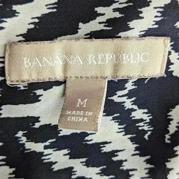 Banana Republic Ladies Size M V Neck  3/4 Sleeved Blouse - Picture 6 of 12